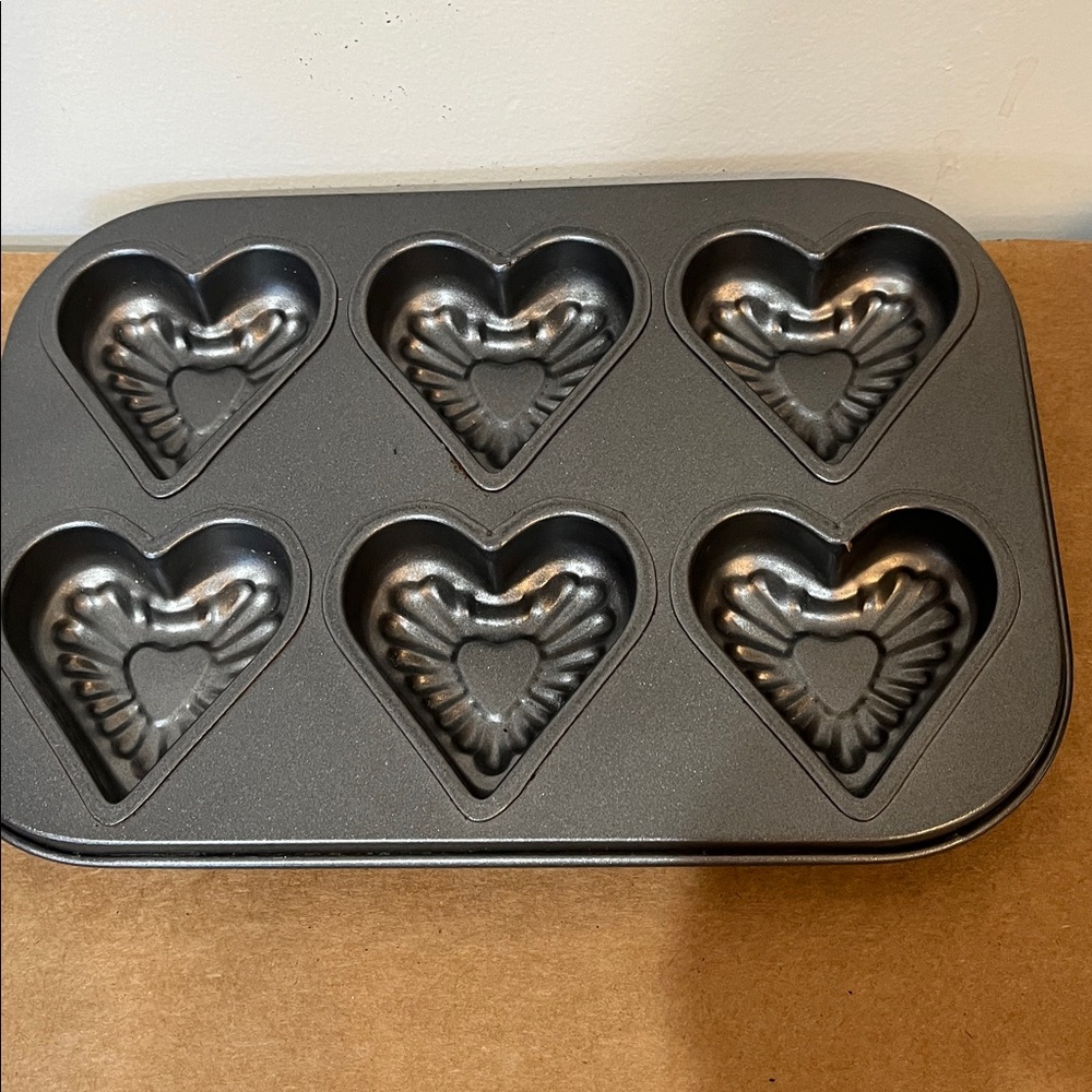 Heart-Shaped Bakeware Set - Picture 2 of 8